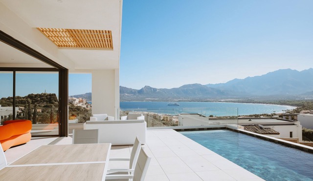 Architect-designed villa with superb view of the bay of Calvi between sea and mountains