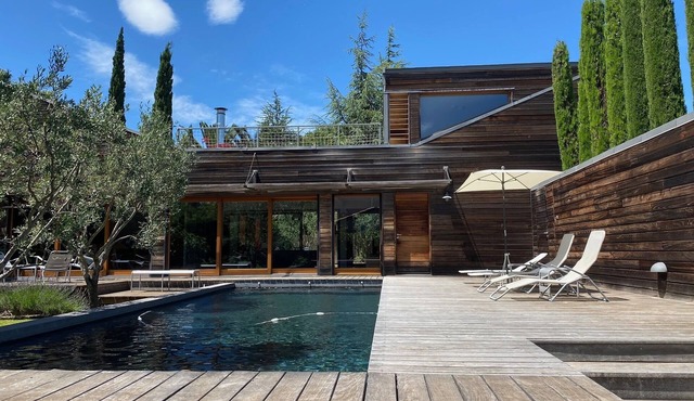 Architect-designed villa in Cassis, 4 bedrooms, private pool, pets welcome.