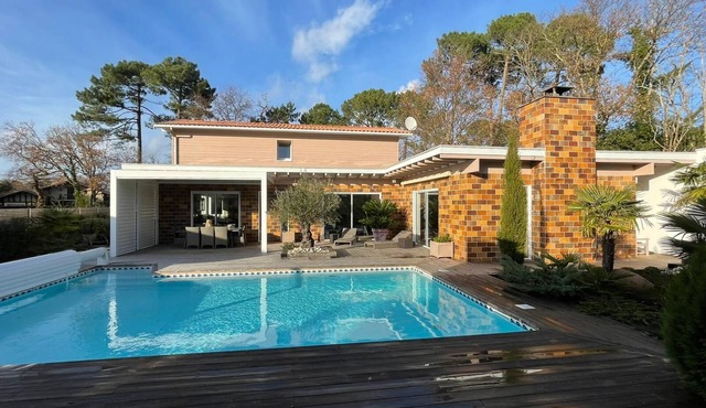 Architect-designed villa, heated pool, beach 200 m away in the heart of the Bassin d'ARCACHON