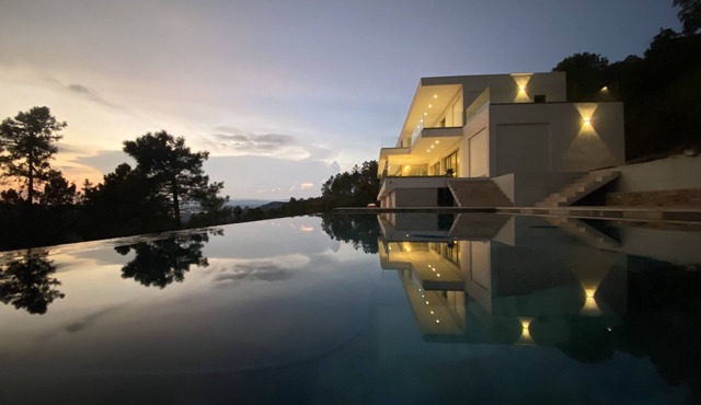 Architect-designed villa, panoramic view 18 km from the Gulf of St Tropez