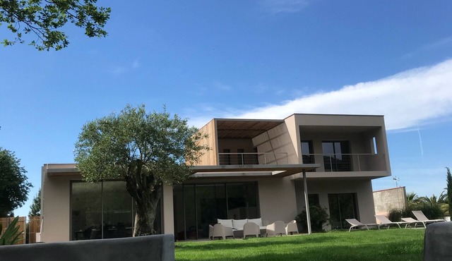 Architect-designed villa at the foot of the Albères mountains/7 km from beaches