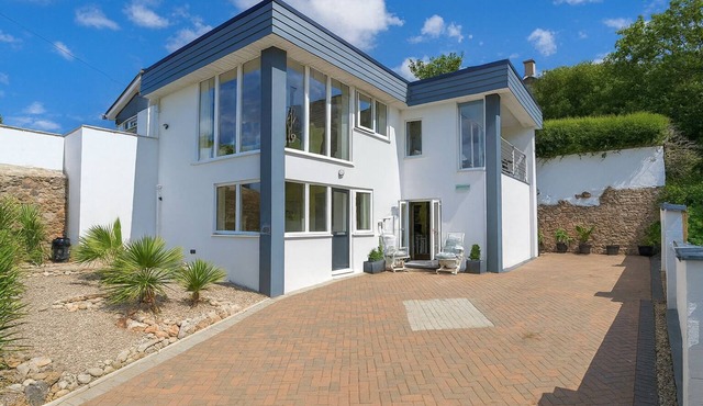 ARCHITECT DESIGNEDn LUXURY 2 Bedroomn5 STAR SUITE with Amazing SEA VIEWS.n