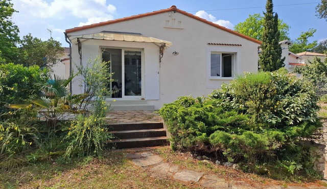 Architect-designed villa for 8 people close to the beach