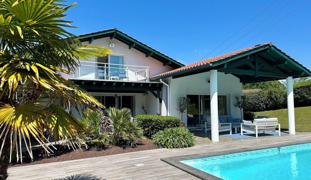 Architect-designed villa 10 minutes from Biarritz: heated pool + gym