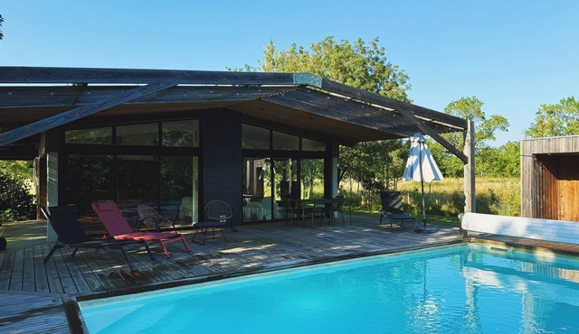 Architect-designed house with swimming pool near Bordeaux