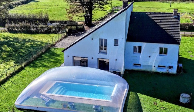Architect house/Heated swimming pool all year/Billiards/Table football