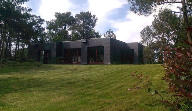 Architect house on the banks of the Auray river on 2000 m2 of pine forest