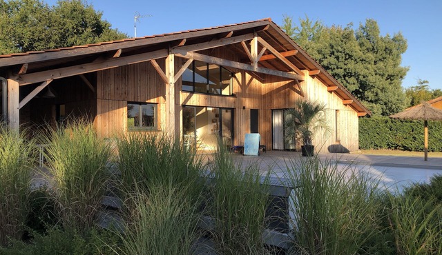 ARCHITECT HOUSE, sleeps 6-8, HEATED SWIMMING POOL, SEA AND LAKE, PMR access