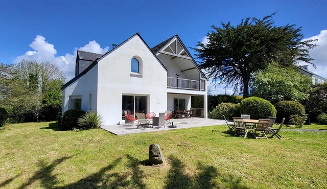 Architect house with large garden, beach by bike or on foot by the paths.