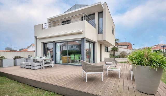 Architect's House Facing the Sea in La Plaine sur Mer