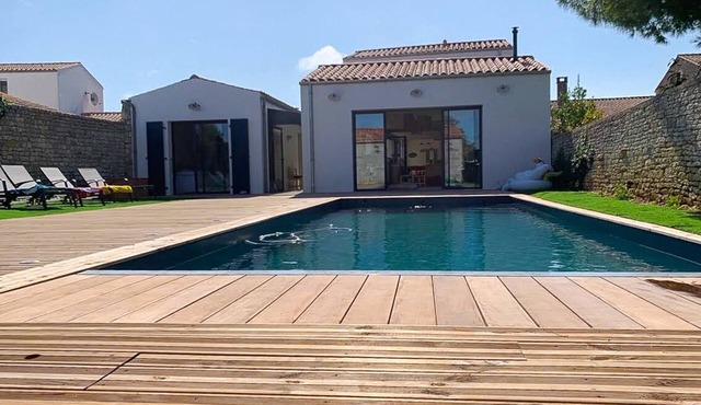 Architect's house Terrace and patio, town center, quiet shops and beaches