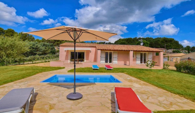 Architect's house with panoramic views of Lubéron and Ste Victoire