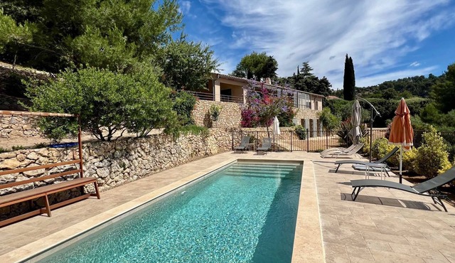 Architect's villa with air co and swimming pool, sea view and outbuilding for 10