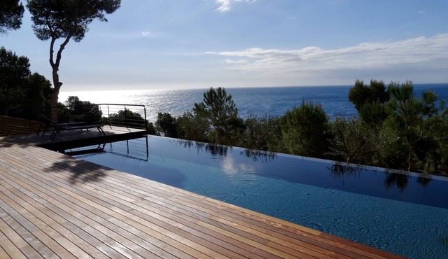 Architect's villa 330m2, air-conditioned. 180° sea view, infinity pool.