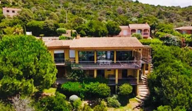 ARCHITECT'S VILLA, QUIET LOCATION, IMPRENSABLE SEA VIEW