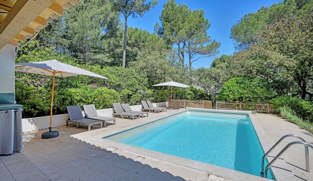 Architect's villa of 250m2 with swimming pool under the pines near Avignon/Luberon