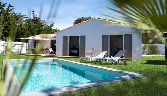 Architect villa with heated pool by the Grenettes beach