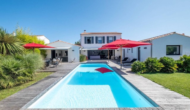 Architect villa with heated pool ideally located