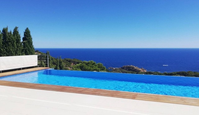 Architect- villa, heated infinity pool, stunning 360° sea/mountain view, WIFI