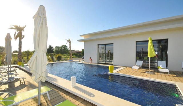 Architect villa with interior patio not overlooked on 4000m2 of land.