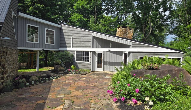 Architects dream, 1 mile from falling water and river, private with camp area