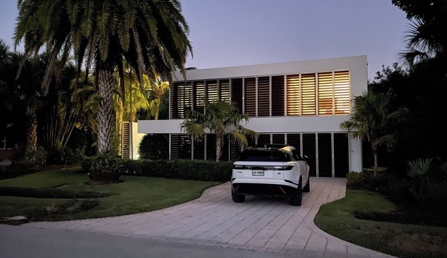Architectural 3-bedroom pool house w/private beach access in brilliant Sanibel