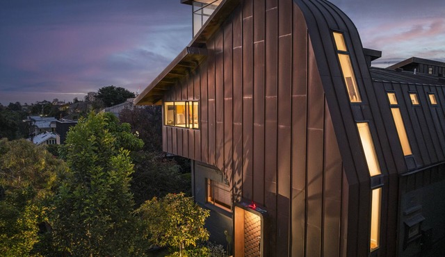 Architectural Apartment, in the heart of St Kilda East close to Melbourne CBD.