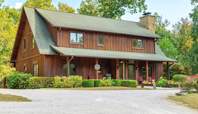 Architectural gem, hot tub 1.5 miles from Nashville.