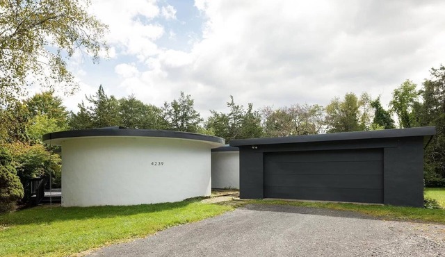 Architectural Gem with 1 Acre - RotundaHouse