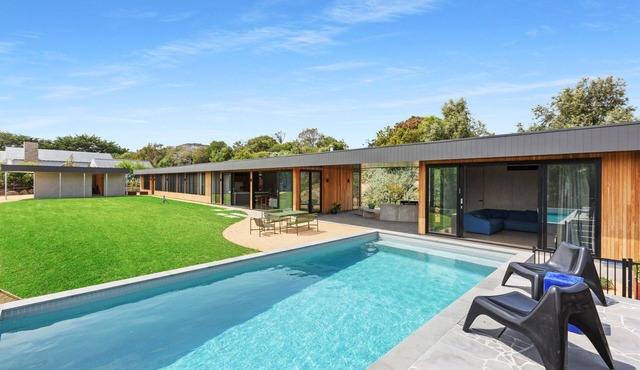 Architectural masterpiece, luxurious pool and entertaining area (sleeps 8)