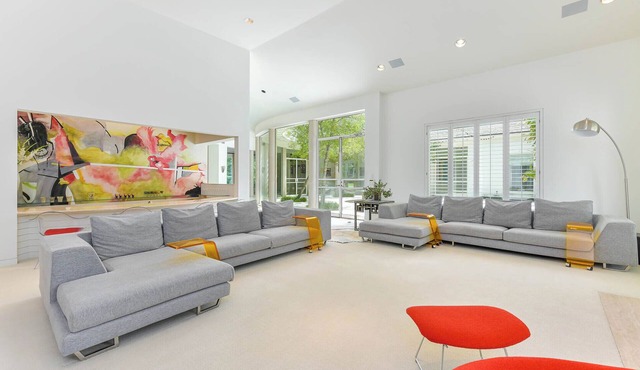Architectural Oasis Spacious 5-bedroom estate in the center of Dallas