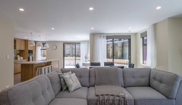 Architectural Retreat in Prestigious Whanganui