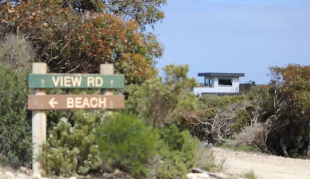 Architecturally designed - off grid adventure & close to beach, awesome views