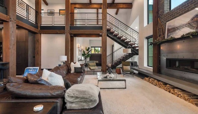 Architecturally-Stunning, Custom Cle Elum Luxury Retreat Main House + Guest Ho