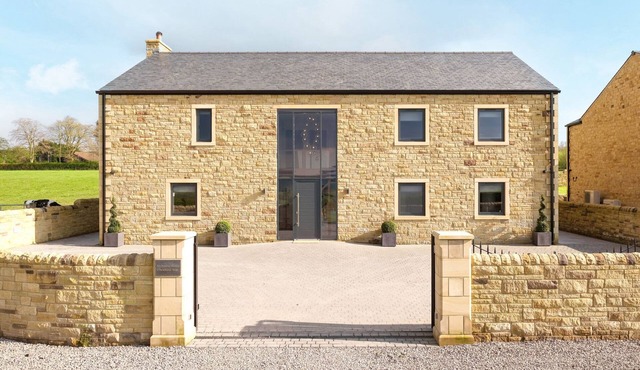 ARCHSTONE HOUSE, family friendly, with hot tub in Langho, Lancashire