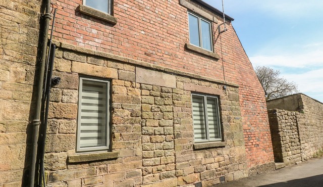 ARCHWAY COTTAGE, pet friendly, with open fire in Crich