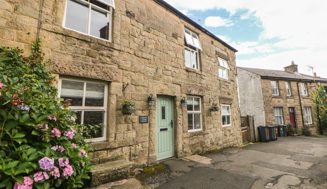 ARDEEVIN COTTAGE, pet friendly, with a garden in Buxton