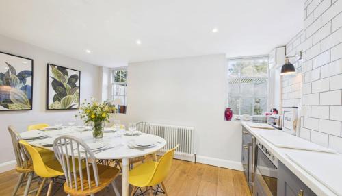 Arden Villa, sleeps 8, moments from the golden sandy beach of Ryde