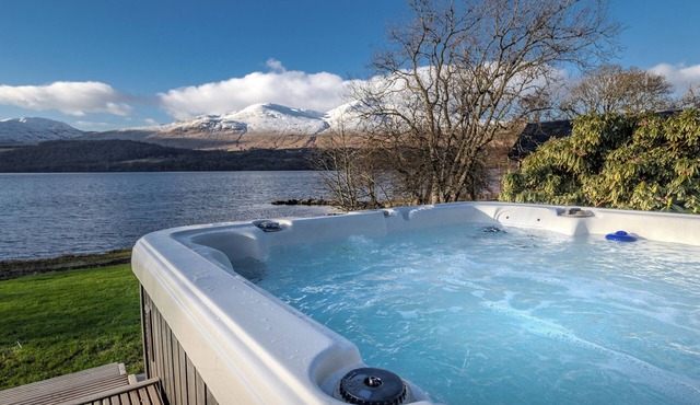 Ardeonaig Lodge on the shores of Loch Tay with Water Fronted Games Room