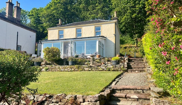 Ardmun House - waterfront villa that sleeps 6 guests in 4 bedrooms