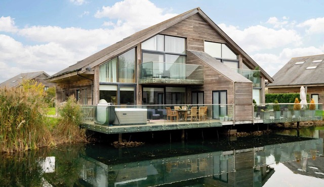 Ardross Lodge | Lakeside Hot Tub Stay for Groups