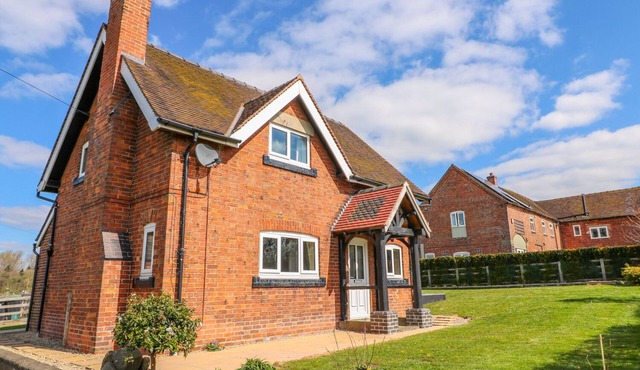 ARDSLEY COTTAGE - LONGFORD HALL FARM HOLIDAY COTTAGES in Ashbourne