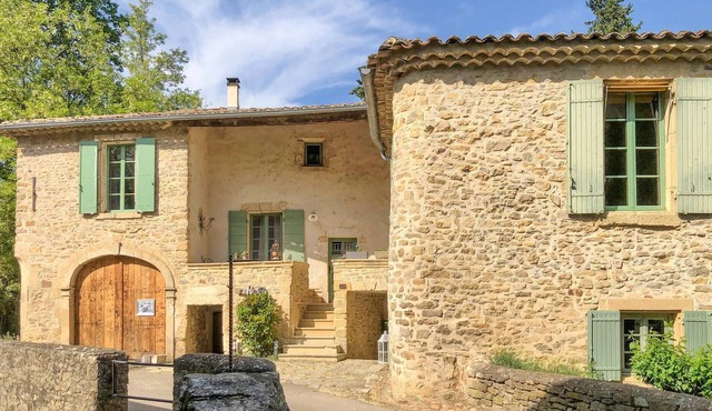Are you dreaming of a relaxing vacation with southern French flair? Then this picturesque stone hous
