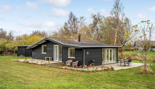 Are you dreaming of an idyllic vacation close to water and nature? Then this bright vacation home wi