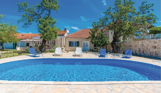 Are you dreaming of relaxing days by the pool while looking at pretty, old trees? Then this great, f