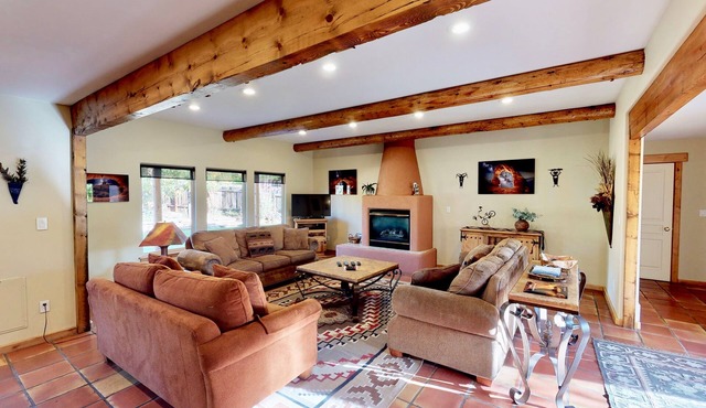 Arena Roja ~ 2279, Southwest 4 bedroom, 2.5 Bathroom, Pet Friendly with Private Hot Tub
