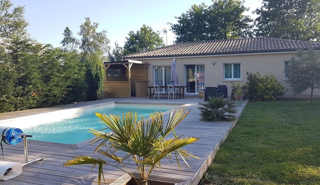 ARES Air-conditioned house sleeps 6 with pool
