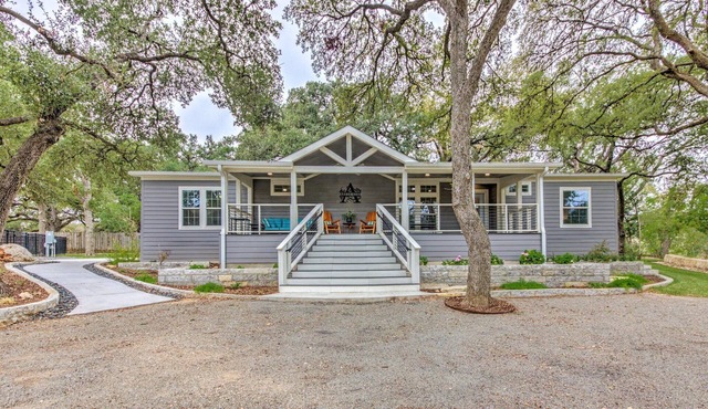 Arete Stay. Like country in the city! Big oak trees only 12 mi. from downtown