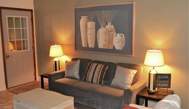 Arhaus 2 : experience a chic and inviting accommodation in Grand Forks.