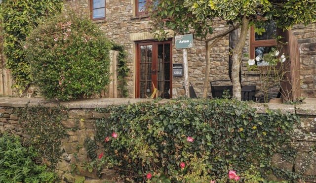 ARIAN, pet friendly, character holiday cottage in Aberdare